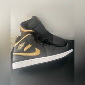 Jordan 1 high gold black size 12 men’s